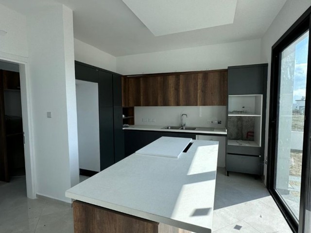 Boğazda satılık lüks,modern 3+1 villa,Çok Uygun Fiyat ,Türk koçan