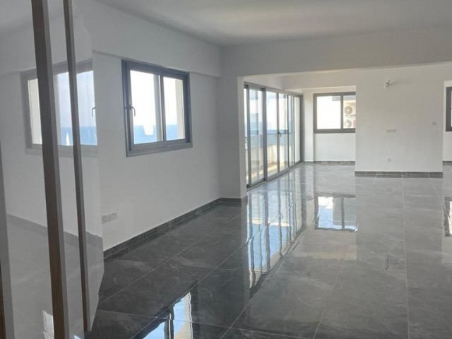 Lefke'de In Alpcan mira deniz ve dağ manzaralı 3+1 satılık penthouse