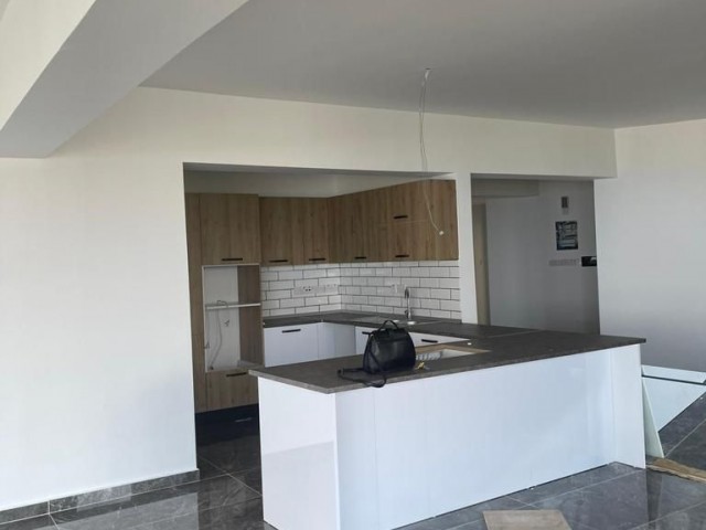 Lefke'de In Alpcan mira deniz ve dağ manzaralı 3+1 satılık penthouse