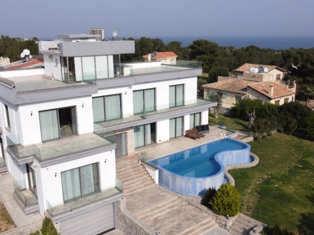 Girne Alsancak'ta Deniz Manzaralı  Satılık Ultra Lüks Villa 