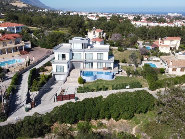 Ultra-Luxusvilla mit Meerblick zum Verkauf in Kyrenia Alsancak