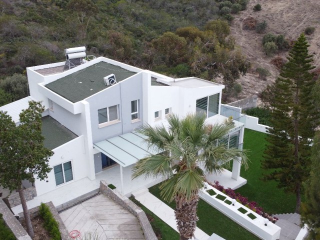 Luxuriöse freistehende Villa mit Berg- und Meerblick zum Verkauf in Kyrenia