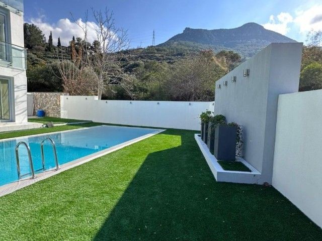 Luxuriöse freistehende Villa mit Berg- und Meerblick zum Verkauf in Kyrenia