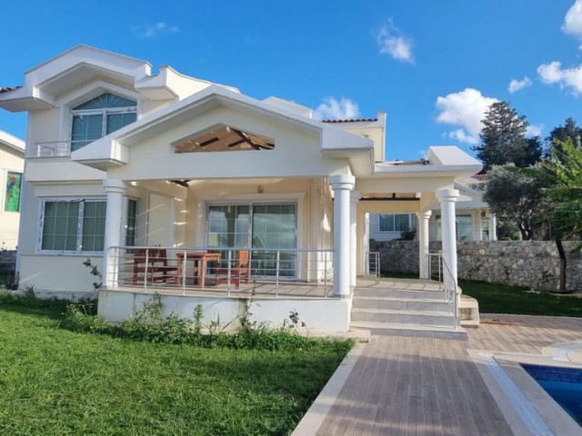 Girne Alsancak'ta satılık 3+1 villa