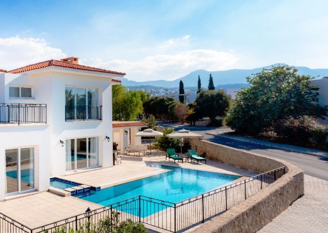 Wunderschöne Luxusvilla mit 5 Schlafzimmern, Pool und Garten zu verkaufen, Region Kyrenia Esentepe