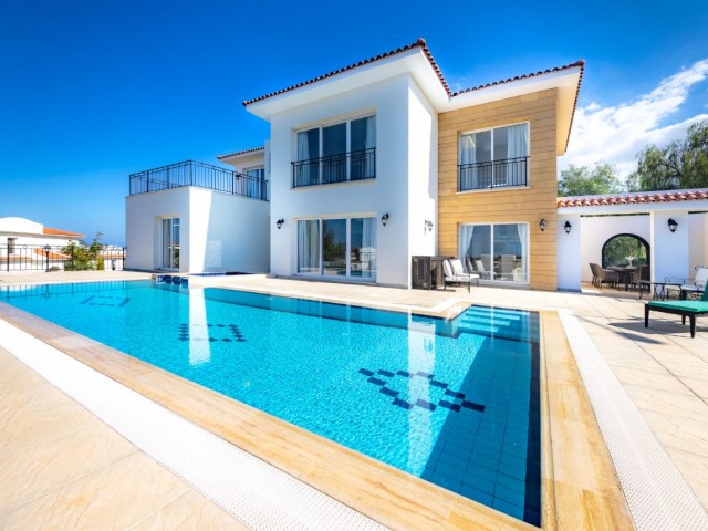 Wunderschöne Luxusvilla mit 5 Schlafzimmern, Pool und Garten zu verkaufen, Region Kyrenia Esentepe