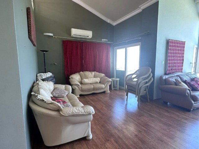 Girne Merkezde Satılık 3+1 penthouse,Muhteşem Deniz manzaralı , Denize sifir