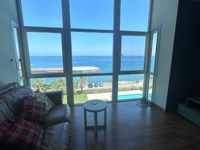 Girne Merkezde Satılık 3+1 penthouse,Muhteşem Deniz manzaralı , Denize sifir