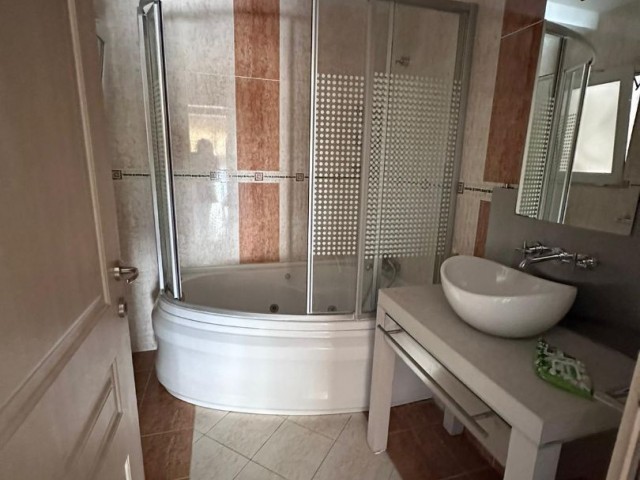 Girne Merkezde Satılık 3+1 penthouse,Muhteşem Deniz manzaralı , Denize sifir