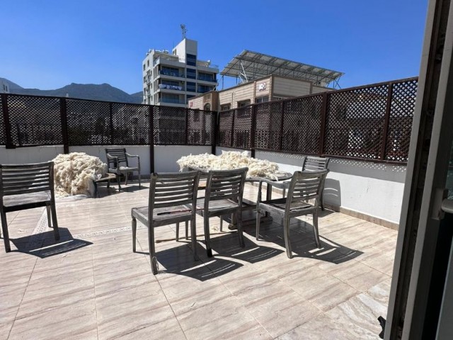 Girne Merkezde Satılık 3+1 penthouse,Muhteşem Deniz manzaralı , Denize sifir