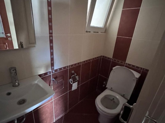 Girne Merkezde Satılık 3+1 penthouse,Muhteşem Deniz manzaralı , Denize sifir