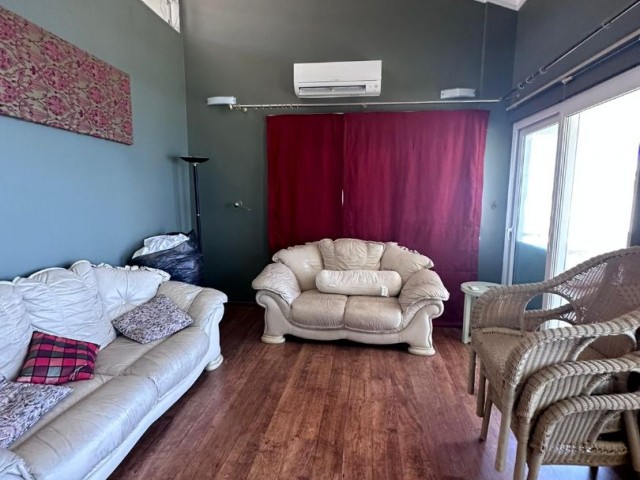 Girne Merkezde Satılık 3+1 penthouse,Muhteşem Deniz manzaralı , Denize sifir