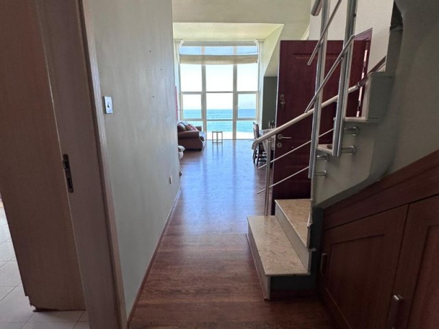 Girne Merkezde Satılık 3+1 penthouse,Muhteşem Deniz manzaralı , Denize sifir