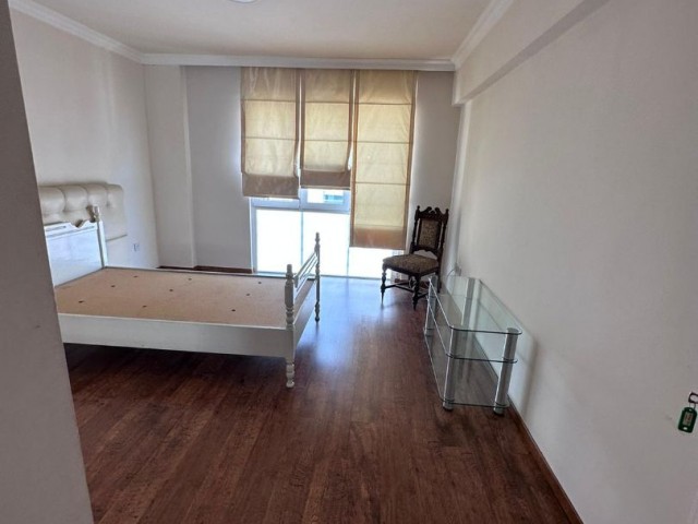 Girne Merkezde Satılık 3+1 penthouse,Muhteşem Deniz manzaralı , Denize sifir