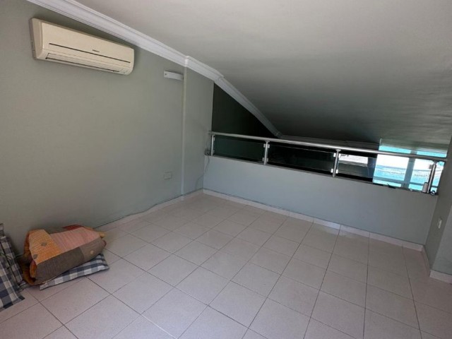 Girne Merkezde Satılık 3+1 penthouse,Muhteşem Deniz manzaralı , Denize sifir