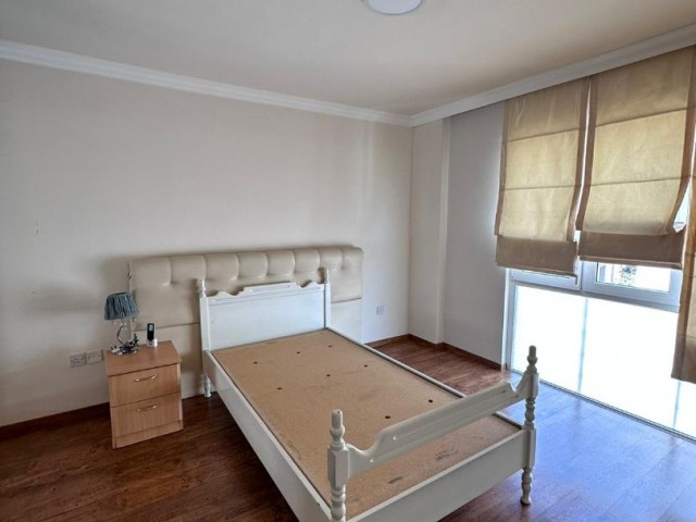 Girne Merkezde Satılık 3+1 penthouse,Muhteşem Deniz manzaralı , Denize sifir