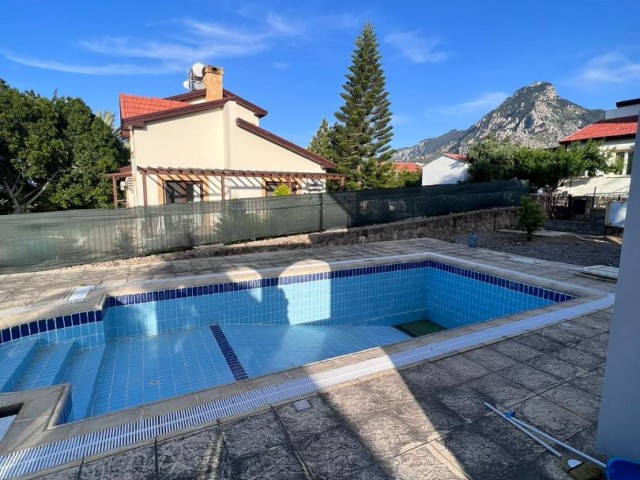 Zu verkaufen in Karsiyakada 3+1 Villa mit Meerblick und privatem Pool