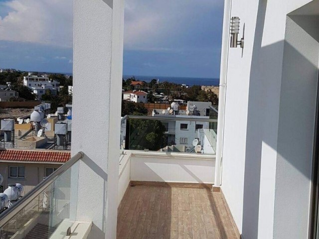  Girne Merkezde satılık mükemmel 3+1 penthouse daire