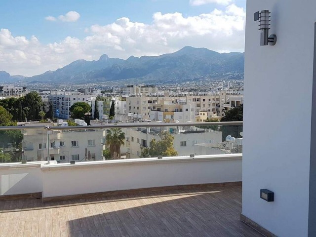  Girne Merkezde satılık mükemmel 3+1 penthouse daire