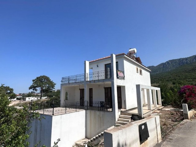 4+2 house for sale in Alsancak, 1 acre and 1 house in a plot of land !!!!!!