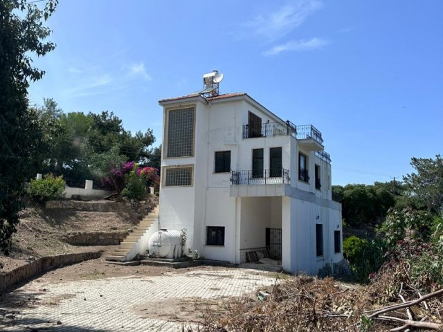 4+2 house for sale in Alsancak, 1 acre and 1 house in a plot of land !!!!!!