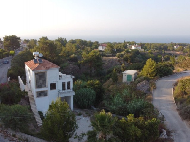 4+2 house for sale in Alsancak, 1 acre and 1 house in a plot of land !!!!!!