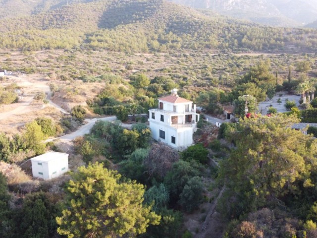 4+2 house for sale in Alsancak, 1 acre and 1 house in a plot of land !!!!!!