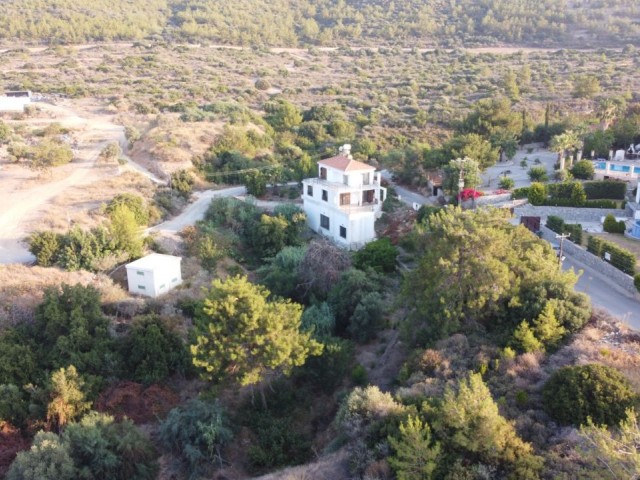 4+2 house for sale in Alsancak, 1 acre and 1 house in a plot of land !!!!!!