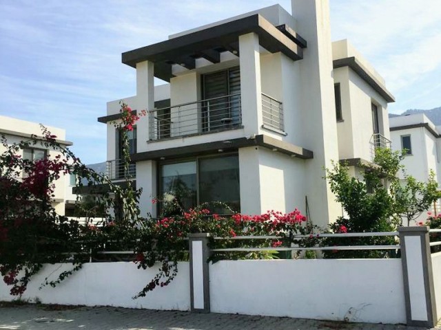 4+1 villa with pool for rent in Alsancak