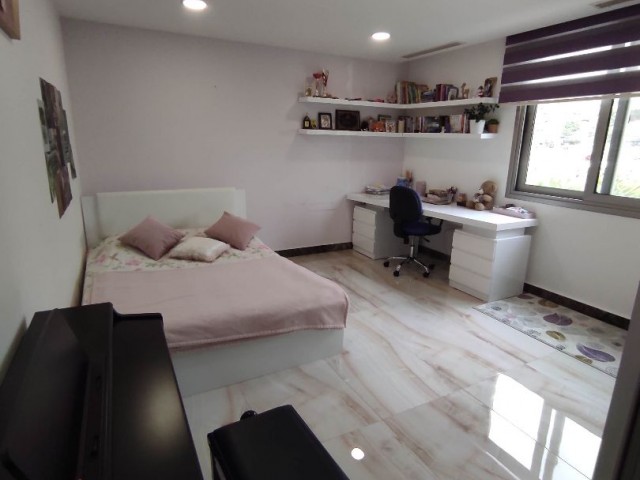 Kıbrıs Girne'de Denize Sıfır Lüks 5+1 Satılık Villa