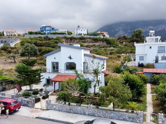 3+1 Villa zum Verkauf mit herrlichem Garten und Meerblick in Girne Arapköy