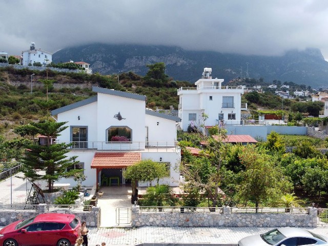 3+1 Villa zum Verkauf mit herrlichem Garten und Meerblick in Girne Arapköy