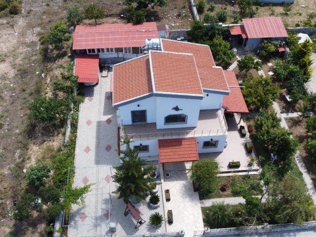 3+1 Villa zum Verkauf mit herrlichem Garten und Meerblick in Girne Arapköy