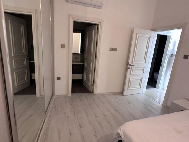 Girne Merkezde satılık havuzlu sitede 2+1 daire