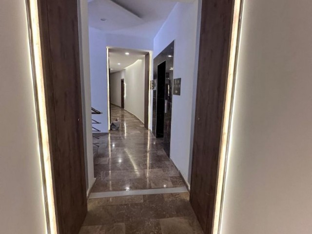 Girne Merkezde satılık havuzlu sitede 2+1 daire