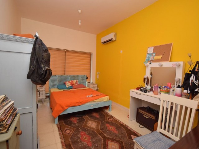 Alsancak' ta yüzme havuzlu 4+1 satilik villa