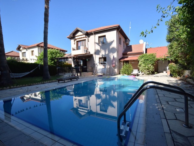 4+1 villa for sale with swimming pool in Alsancak