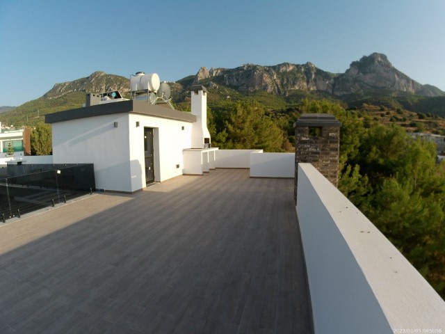 Luxusvilla mit 4 Schlafzimmern zum Verkauf in Olivenhain, Berg- und Meerblick, türkischer Titel