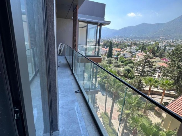 Girne Merkezde satılık 3+1 Deniz Manzaralı penthouse daire