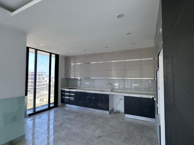 Girne Merkezde satılık 3+1 Deniz Manzaralı penthouse daire