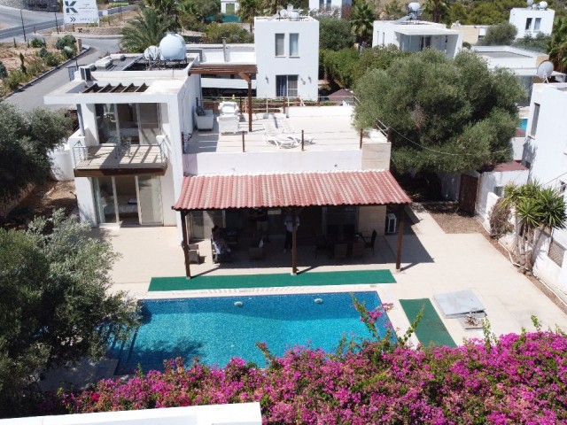 Esentepe'de Deniz Manzaralı Özel Plajlı 3+1 Müstakil Bağımsız Villa