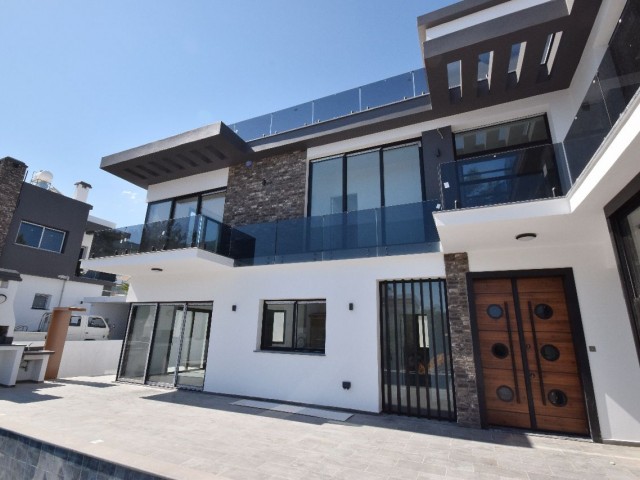 Girne Zeytinlik'te Deniz ve Dağ Manzaralı Ultra Lüks 4+1 Satılık Villa