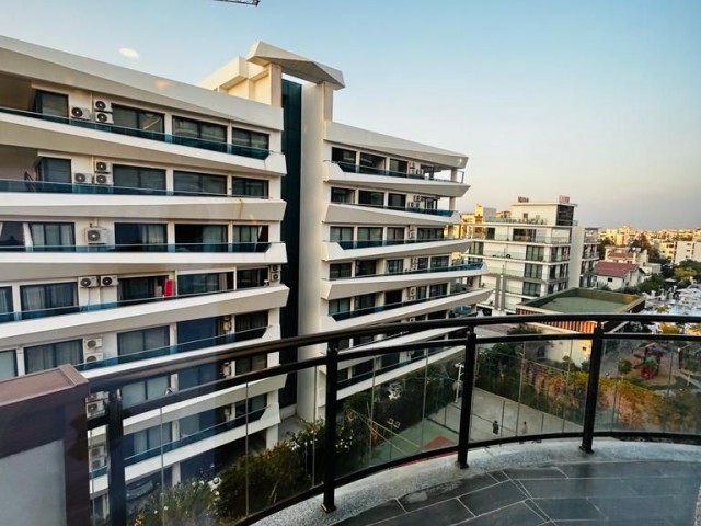 Girne Merkezde satılık site içerisinde 2+1 ful eşyalı daire