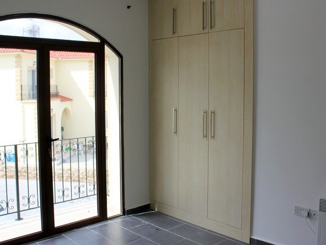 آپارتمان 2+1 برای فروش نزدیک به دریا با استخر مشترک در Esentepe، گیرنه