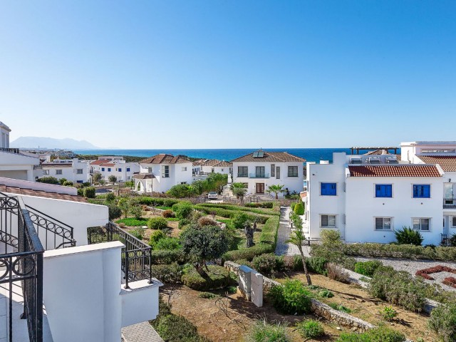 3+1 Wohnung zum Verkauf in der Nähe des Golfplatzes mit Meerblick in Esentepe, Girne