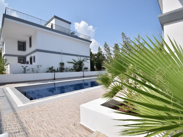 Gelegenheit 3+1 Villa mit Meerblick zum Verkauf auf der Straße im Zentrum von Kyrenia