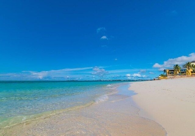 Girne Lapta'da Kum Plajı Olan 5 Yıldızlı Otel Yapımına veya Lüks Konut Yapımına Uygun İmarlı Arsa