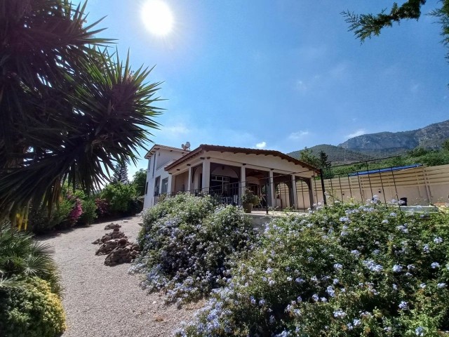 3+1 Eckvilla mit freistehendem Pool und Meer- und Bergblick zum Verkauf in Çatalköy, Kyrenia