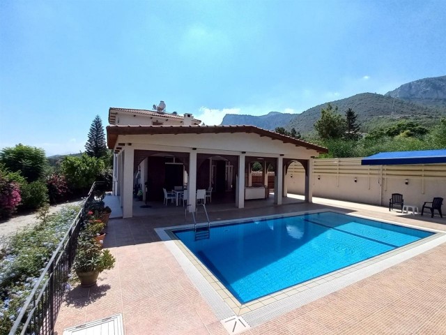 3+1 Eckvilla mit freistehendem Pool und Meer- und Bergblick zum Verkauf in Çatalköy, Kyrenia