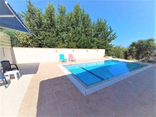 3+1 Eckvilla mit freistehendem Pool und Meer- und Bergblick zum Verkauf in Çatalköy, Kyrenia